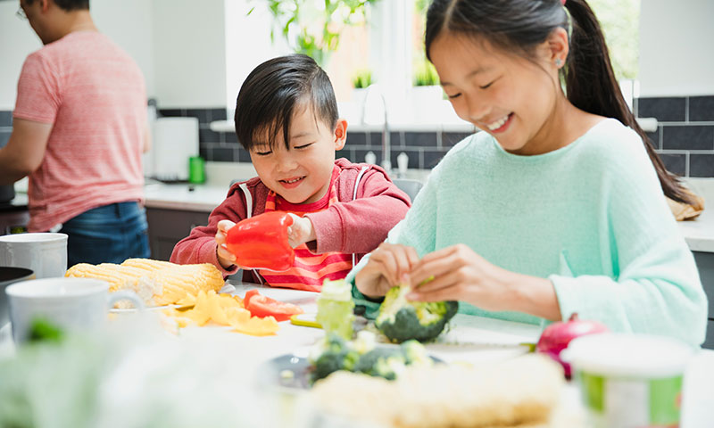 The 5 best times to feed picky eaters (and serve your child a new food)